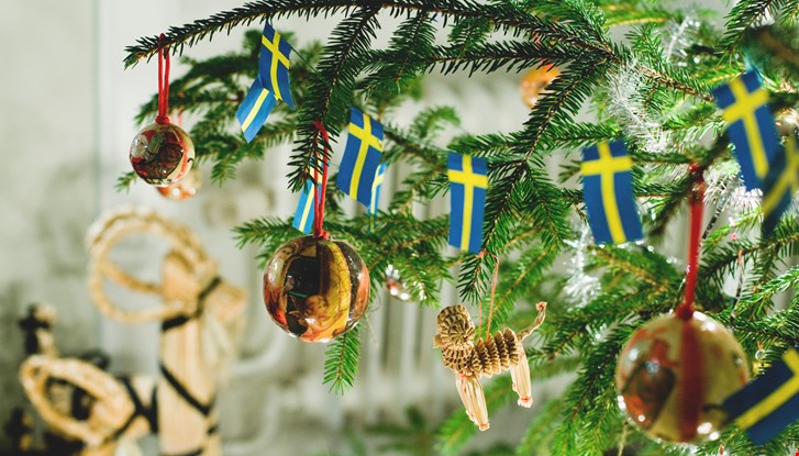 Julgran med svenska flaggor.