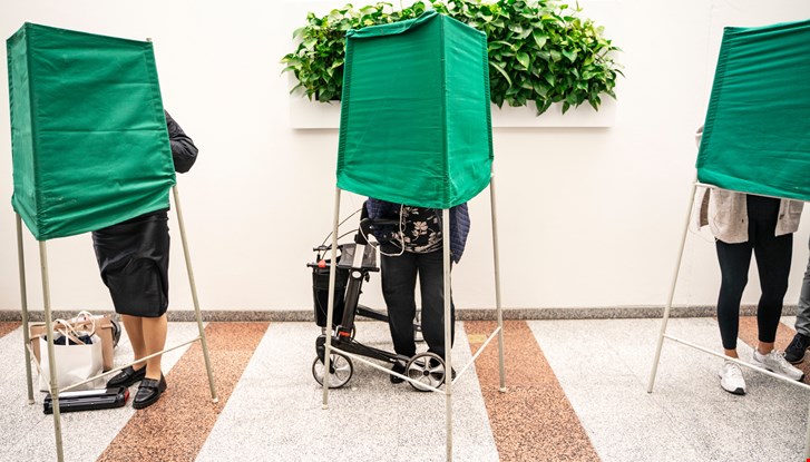 Människor i röstbås