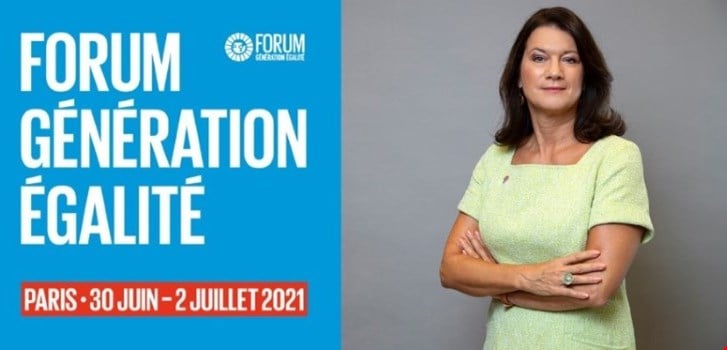 La ministre suédoise des Affaires étrangères Ann Linde et le logo du Forum Génération Égalité