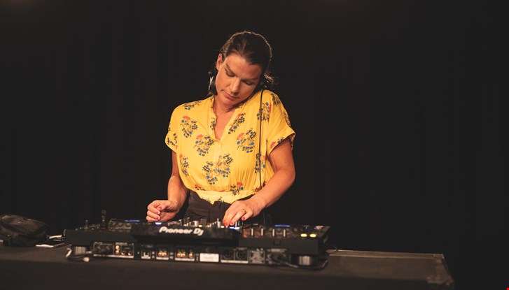 dj performance