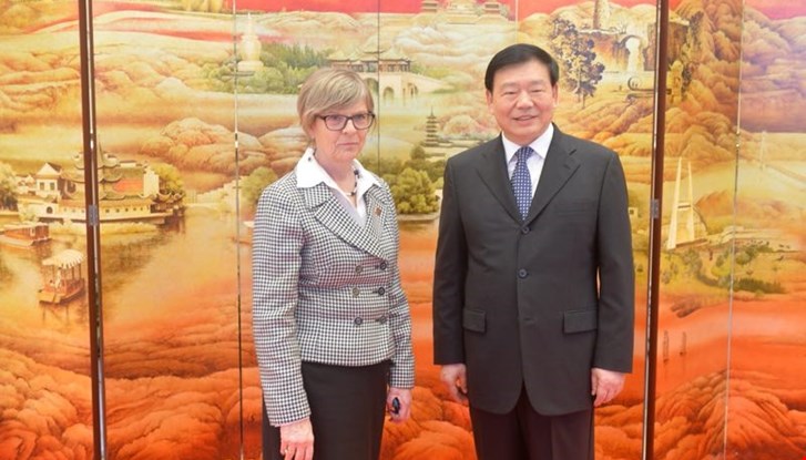 Lisette and party secretary in Jiangsu